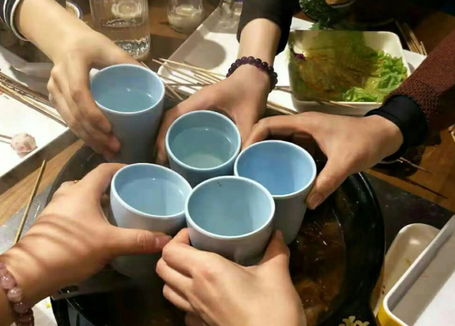 丈母娘去南京看女儿，吐槽亲家午餐太抠门，结果发现小丑是自己