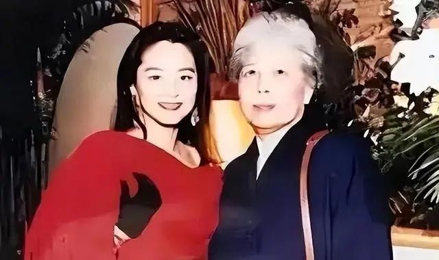 林青霞不医美不装嫩,真空穿长衫布鞋,却比刘晓庆看着舒服多了