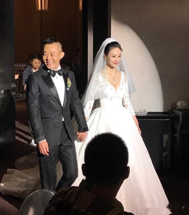 “铁打的侯勇流水的妻”：房子越换越大，老婆越换越小？