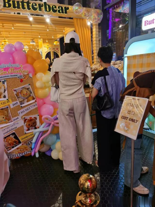 奚梦瑶和婆婆梁安琪同游泰国,小明身材高挑气质出众 婆媳关系真好