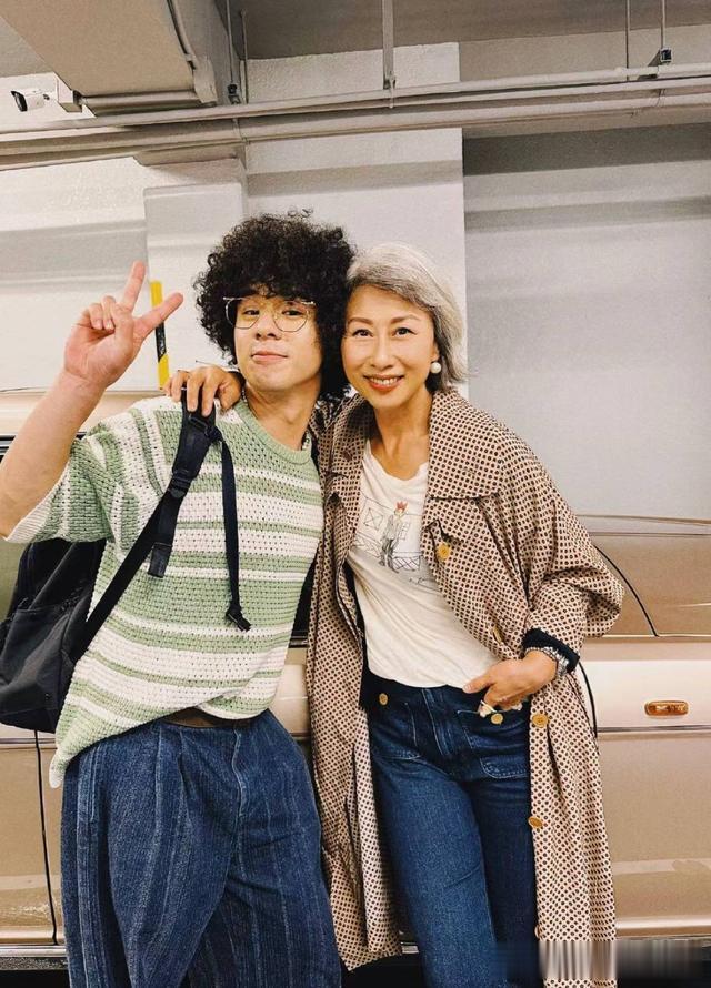 看了叶倩文的老年装扮后,我悟了:白发不染、穿衣不花,才更优雅