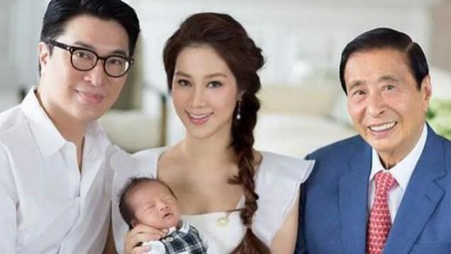 96岁四叔李兆基近况曝光 40亿豪宅内坐轮椅散步 身边跟四个医护