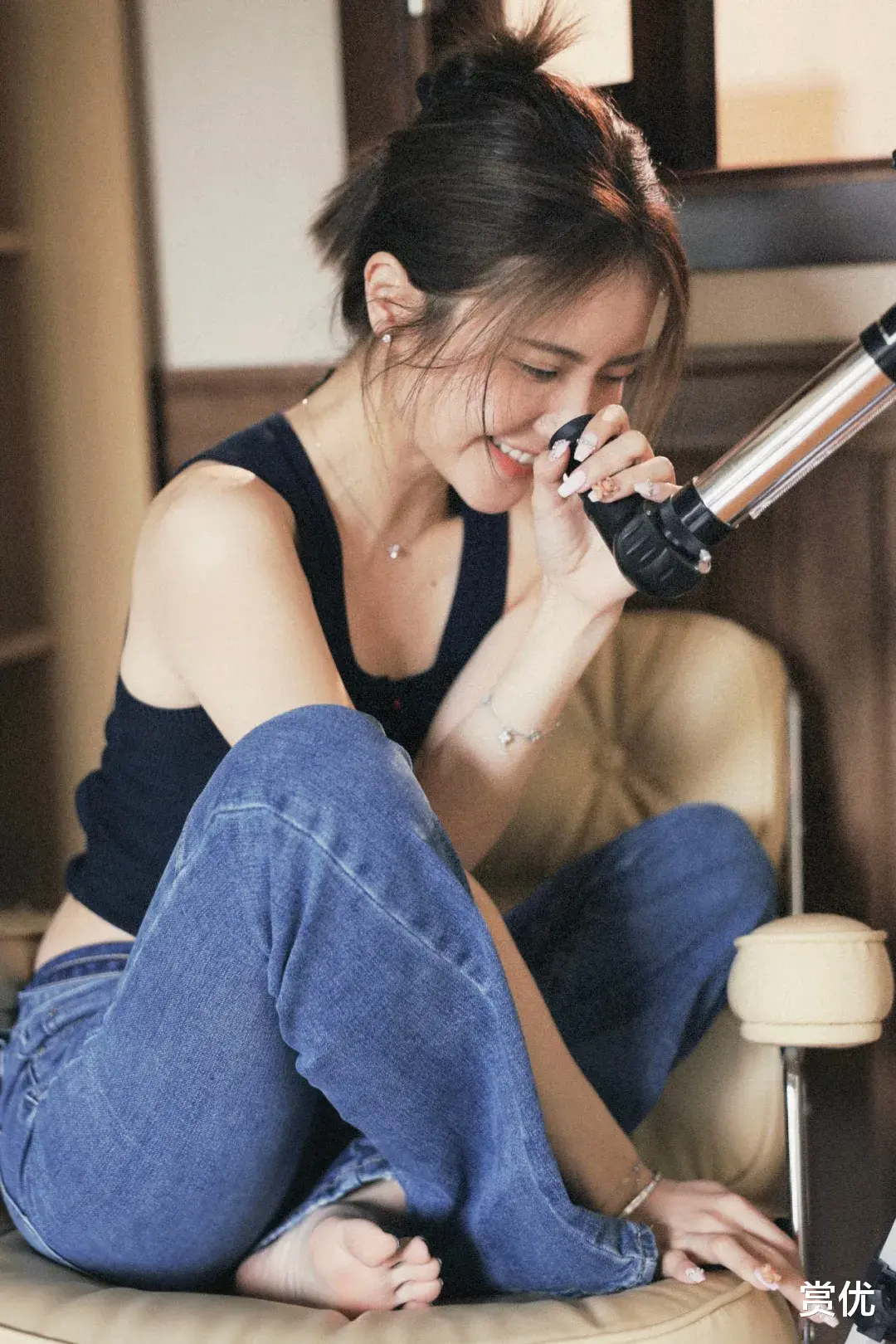 赖雨濛美艳活泼 白皙脚丫