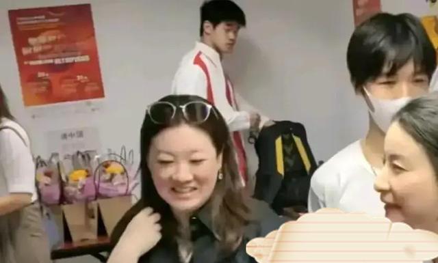 潘展乐和伏明霞大女儿传绯闻!两人同框太和谐,不愧是奥运冠军!