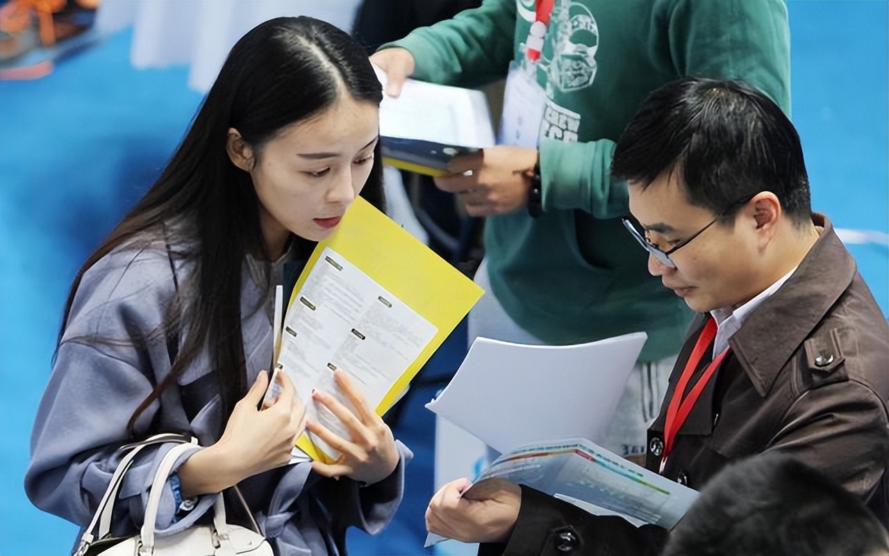 面试官：两对父子去买帽子，为什么只买三个？00后秒作答，被录取