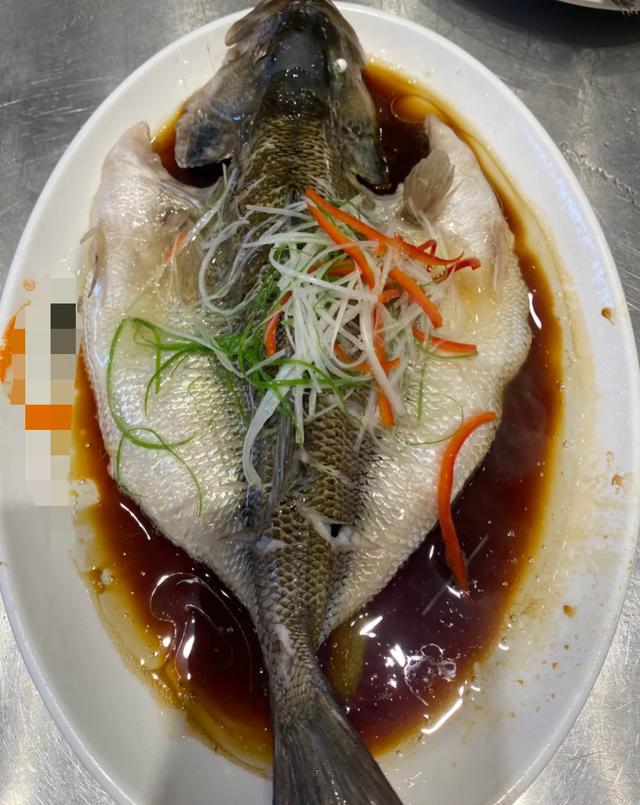 清蒸鲈鱼,鱼鲜肉嫩,老厨师亲授厨艺,原来诀窍有3步,建议收藏