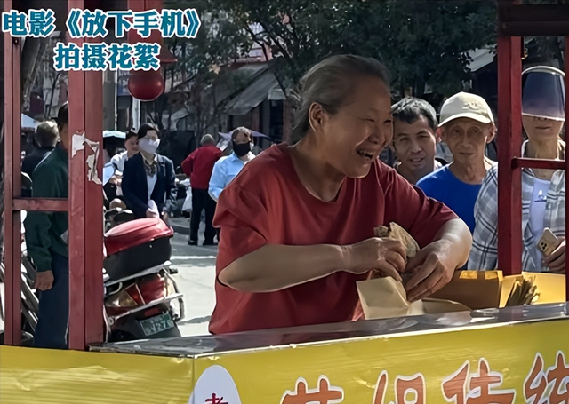 60岁被亲儿子带入演艺圈，73岁成“百亿老太”，如今比儿子还要红