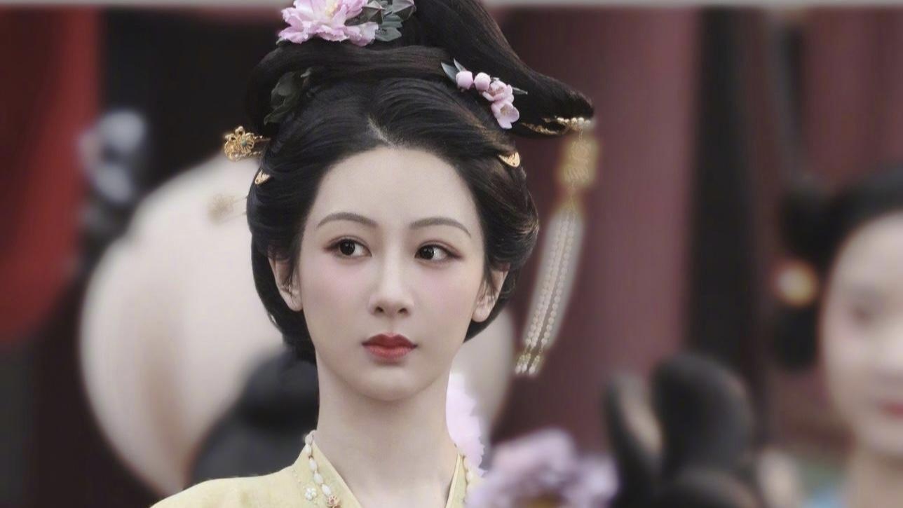 杨紫李现二搭！疑似拍戏受伤，走路一瘸一拐，被工作人员搀扶送医