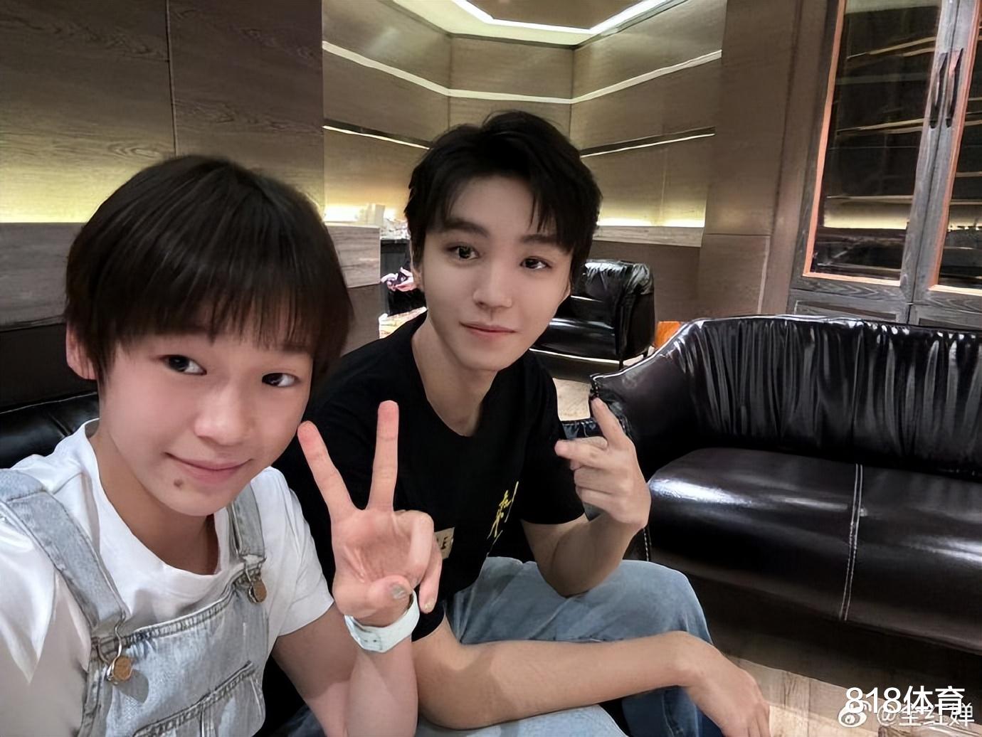 人生赢家！影帝葛优追星全红婵被考拉抱，爷孙俩一起“葛优躺”让人喷饭