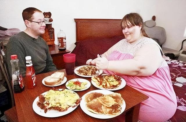 1450斤“大号美女”被高富帅倒追,产下两子后,继续冲击1吨体重