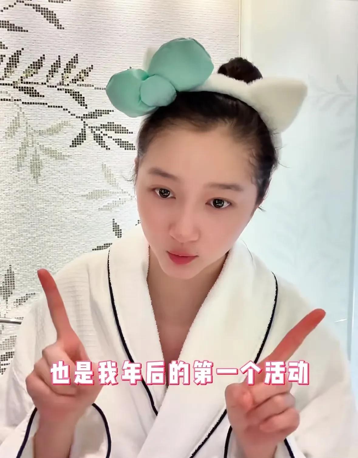 关晓彤首发声 疑似回应与鹿晗分手传闻 容光焕发 积极营业 素颜皮肤好