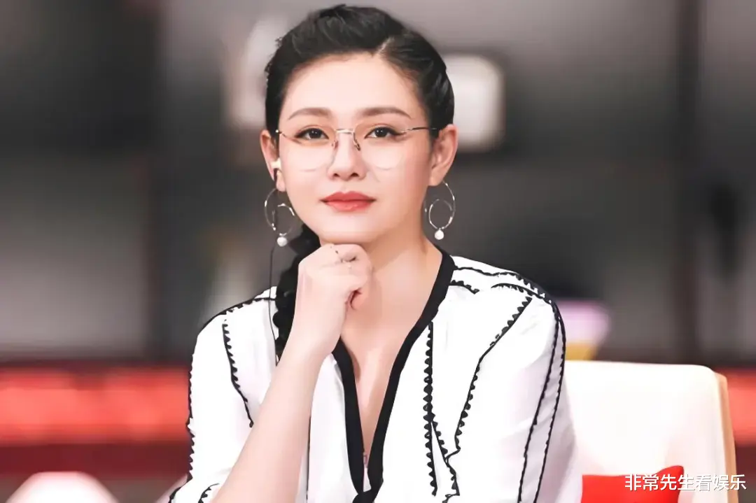 不惧被解约,小S晒与二女儿合照,称是林志玲所生,本人现身认领显高情商