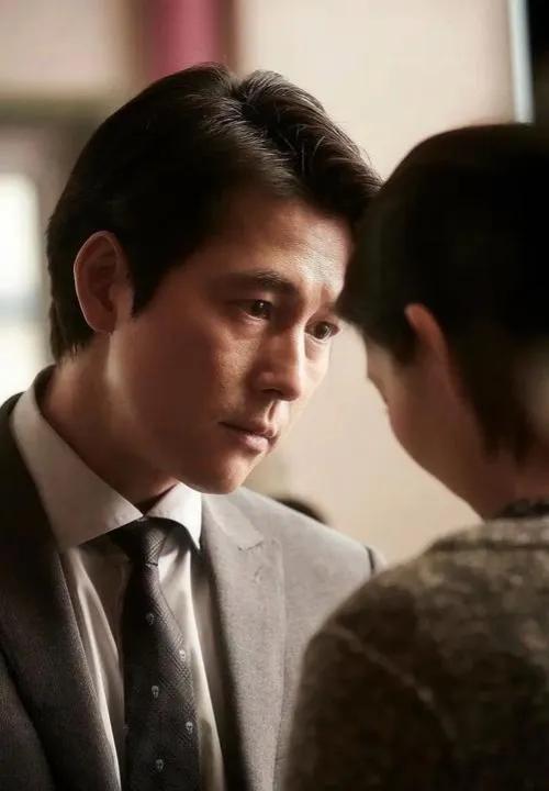 他年轻时相貌平平 ,年老时反成了叔圈男神,28岁还曾情迷李智雅。