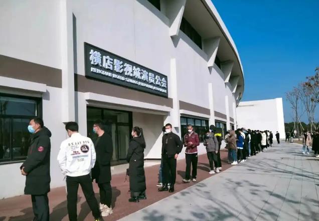 刚领完大奖，就面临降薪，这一次，短剧也救不了横店群演了