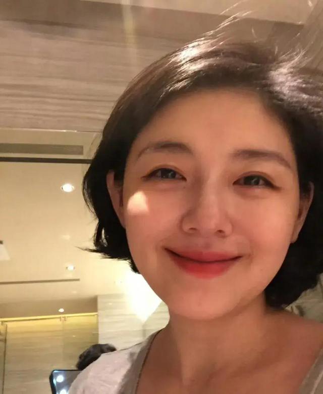 张兰称大S骗婚后，当晚又连转两条有关大S的视频，兰姐为何硬刚？