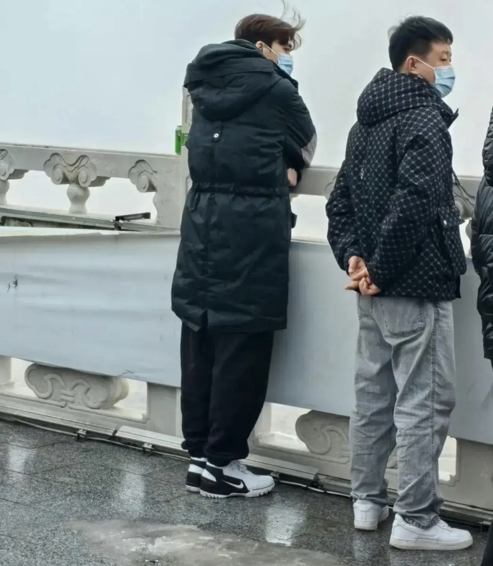 张晚意与塌房艺人一起拜佛被热议,网友犀利点评“物以类聚”