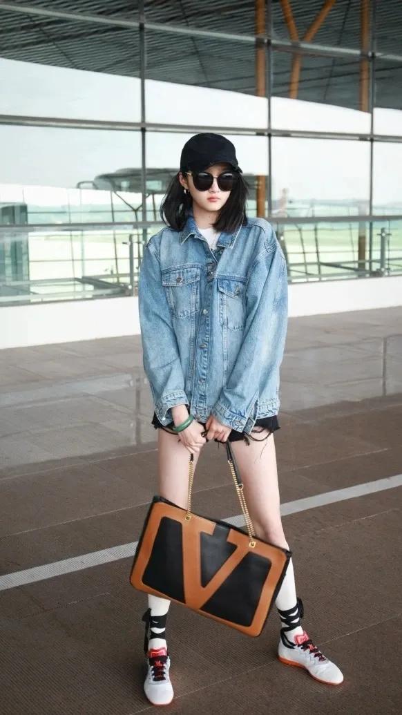 关晓彤,不刻意露大长腿,反而更美,更有女人味,性感勾魂的很!