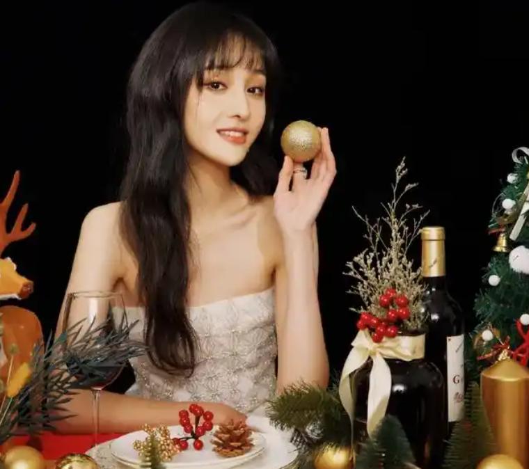 郑爽晒美国过节照，吃冰冷的水果沙拉，现状曝光瘦死的骆驼比马大