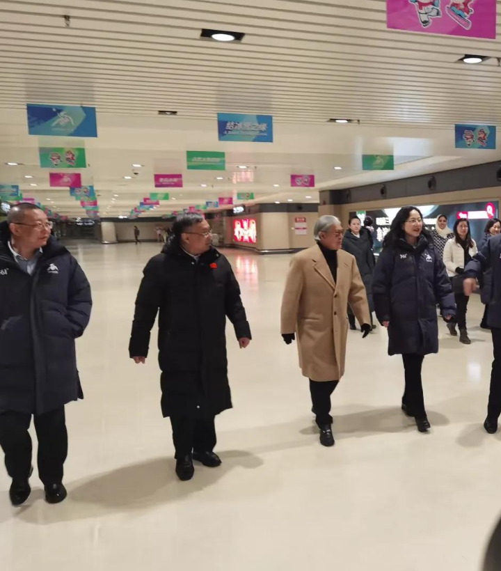 郭晶晶公公现身哈尔滨！穿咖色风衣彰显精英范儿，霍启刚夫妇也在