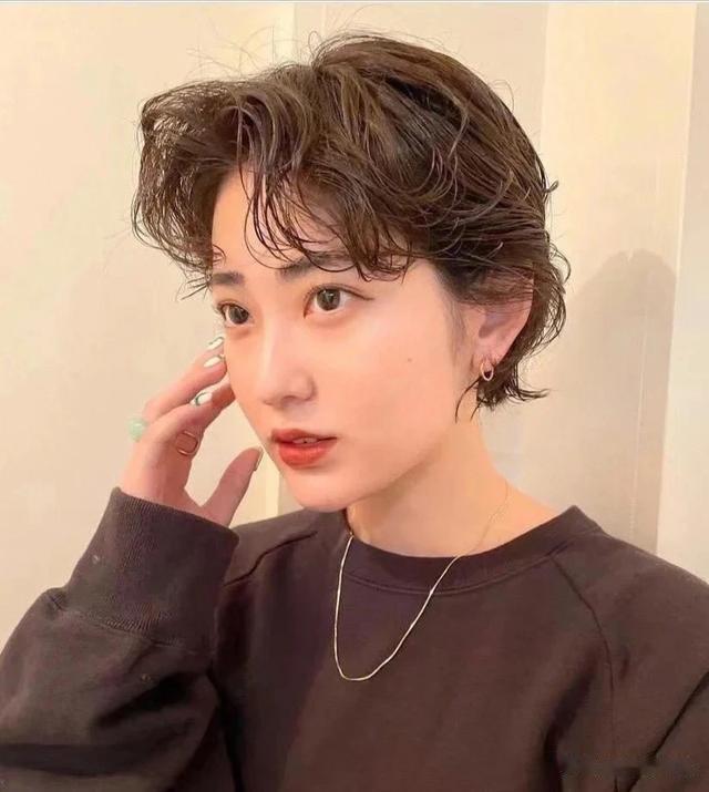 迷人的港风超短烫