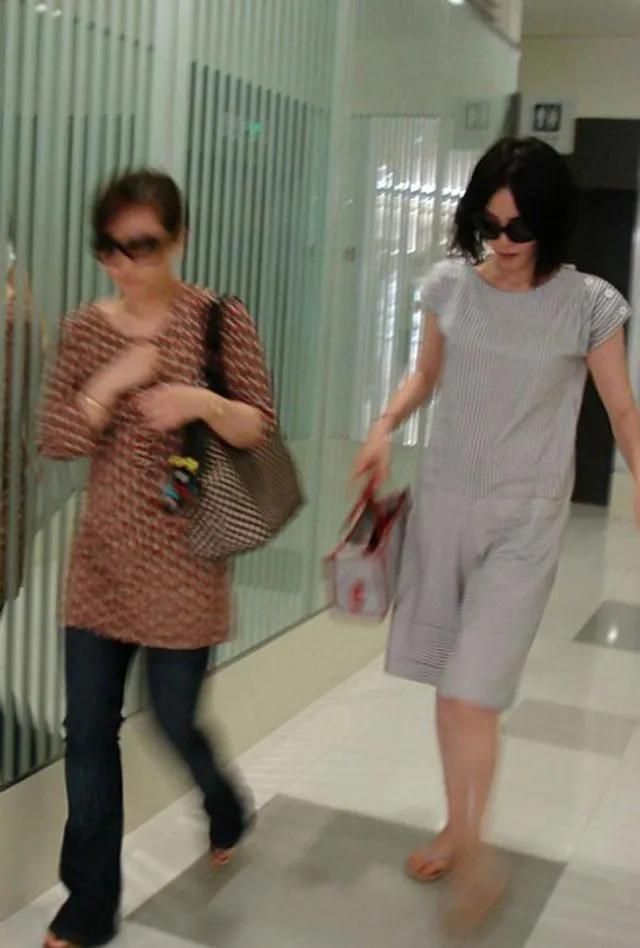 王菲的生图,脸凹陷扎小揪用廉价钢夹夹碎发,还觉得她高不可攀吗