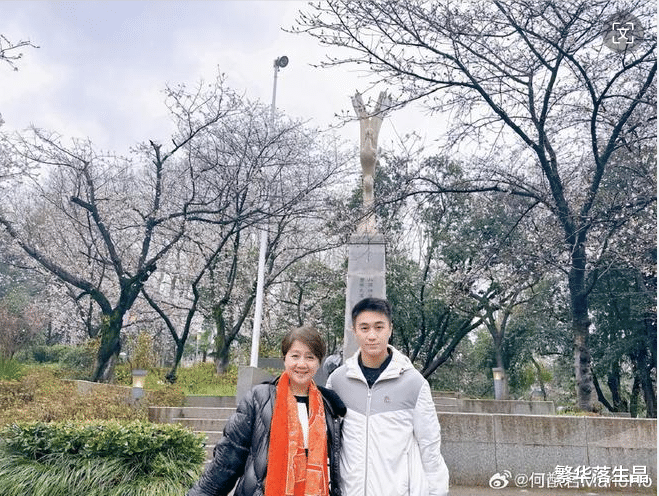 何猷君陪妈妈去武大看樱花,穿运动装有朝气,梁安琪打扮时尚