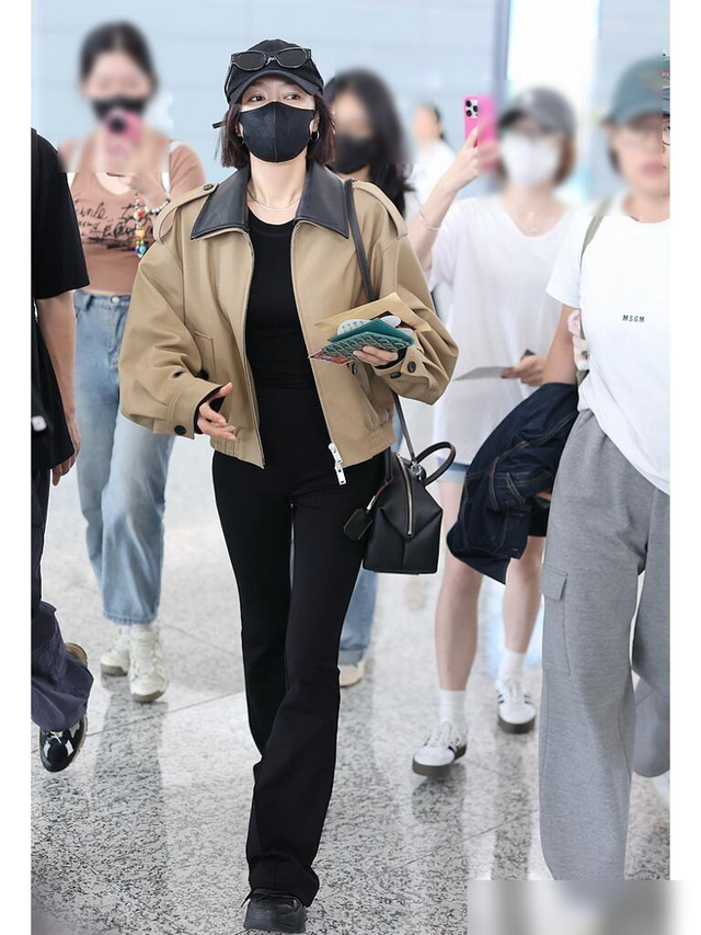 秦岚又成功穿出了170既视感,短外套+内搭一身黑,简约是真的高级