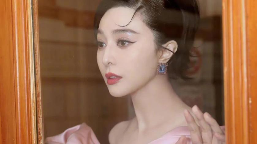 范冰冰在国外又封神！胸前绑超大蝴蝶结变迪士尼小公主，太娇嫩了