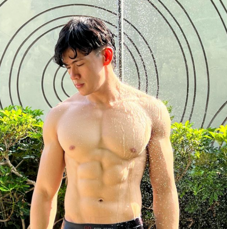 泰国小哥腹肌不对称，戴上墨镜气质不输明星，男人有腹肌就是给力