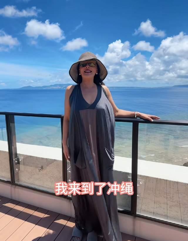 张兰日本度假牵手孙子孙女，小玥儿长发及腰，意外露正脸太像大S