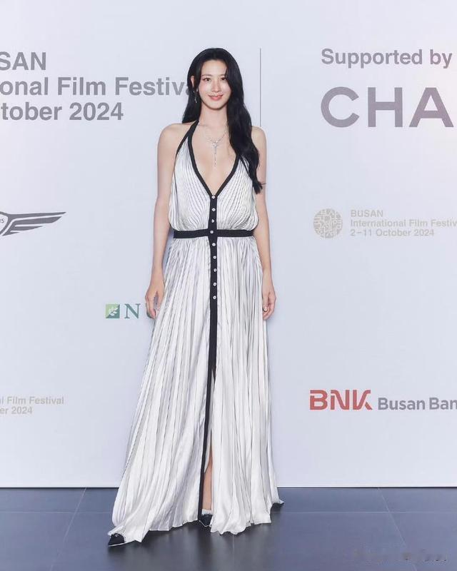 韩国这一夜,金秀贤“真空”,胡歌成熟帅气,都败给胖了的周冬雨