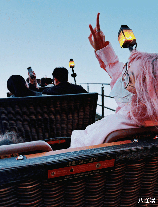 张若昀带妻女游玩，唐艺昕坐副驾笑得一脸幸福，粉发白皮好少女