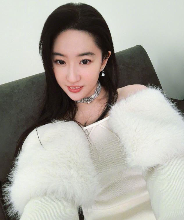 刘亦菲跨年晒美照!腰臀比太绝,37岁似少女,胖一丝累赘、瘦一点没味