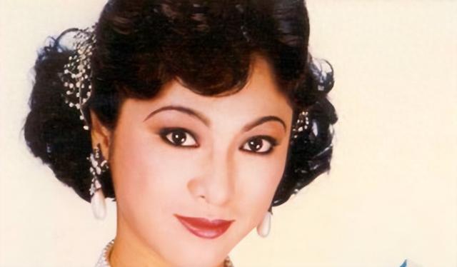 被成龙追了8年，与男友相恋26年未婚未育，67岁沦落到酒楼卖唱？