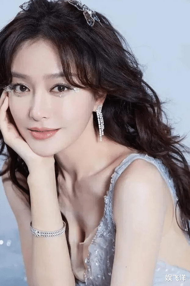 魏大勋搬出秦岚家!分手传闻成真,秦岚以短发造型迎接新挑战