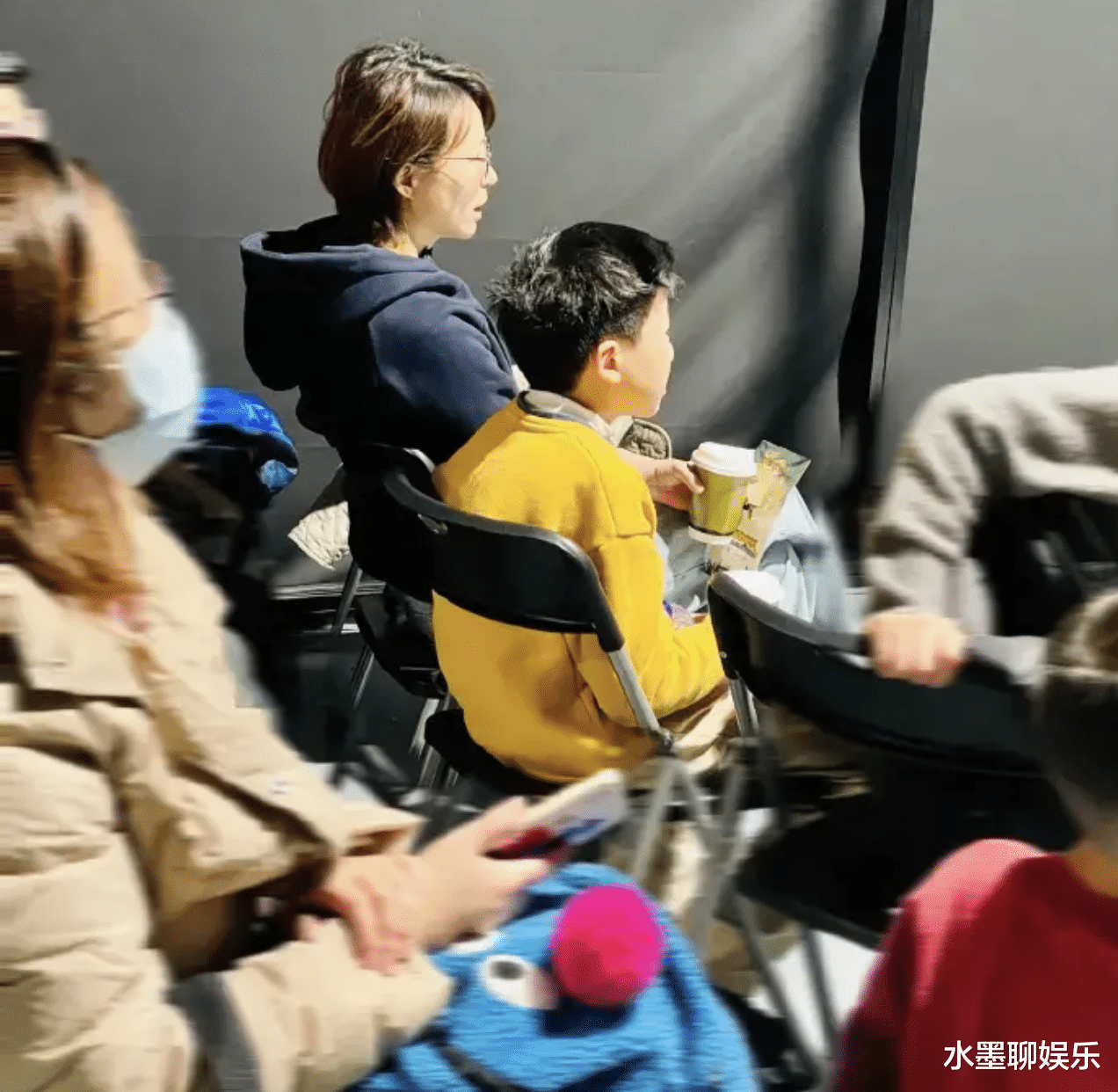 50岁董卿带儿子看展 素颜戴眼镜发型凌乱