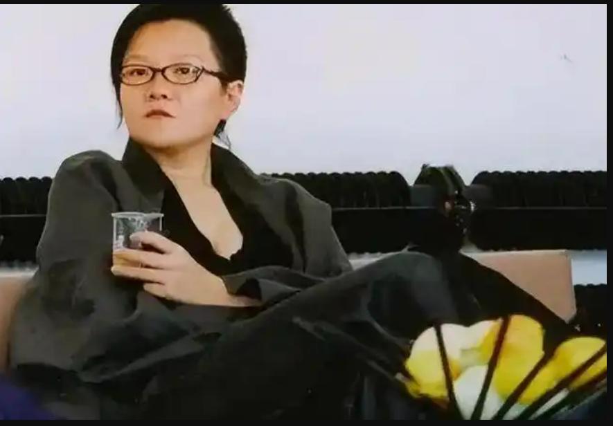 洪荒：出身名门却特立独行，公开嘲讽陈凯歌，如今的她怎么样了？