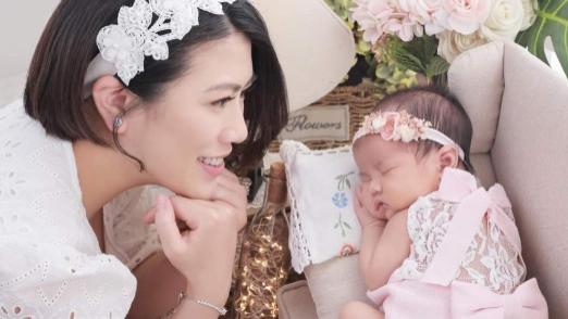 47岁香港女星承认秘密生女，首谈女儿生父身份，原来是黄子华司机