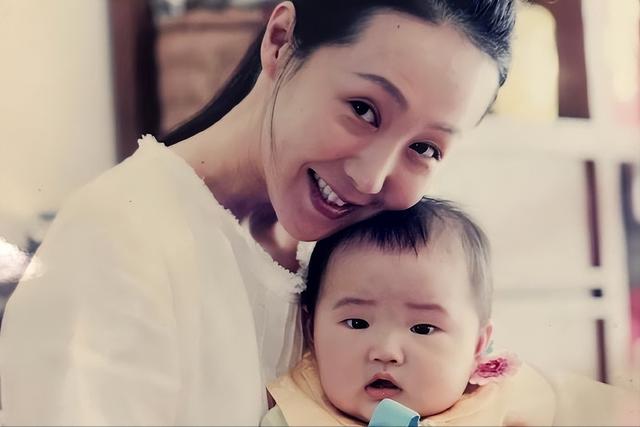 机修工平民影帝李易祥,和女星曾黎分手,转身娶韩国美女为妻