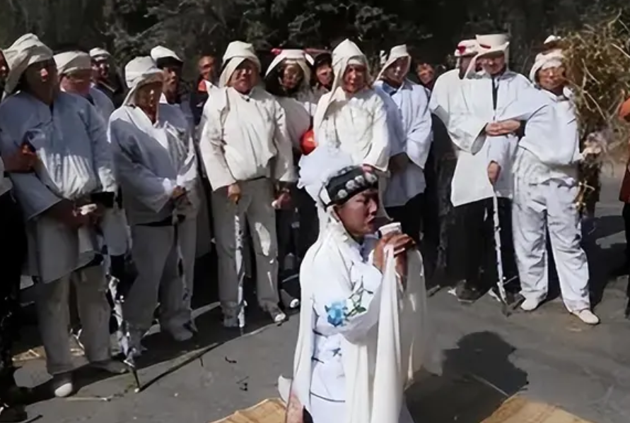 河南“哭灵女”：一年哭丧百场磕头万次，两小时赚700元买车买房