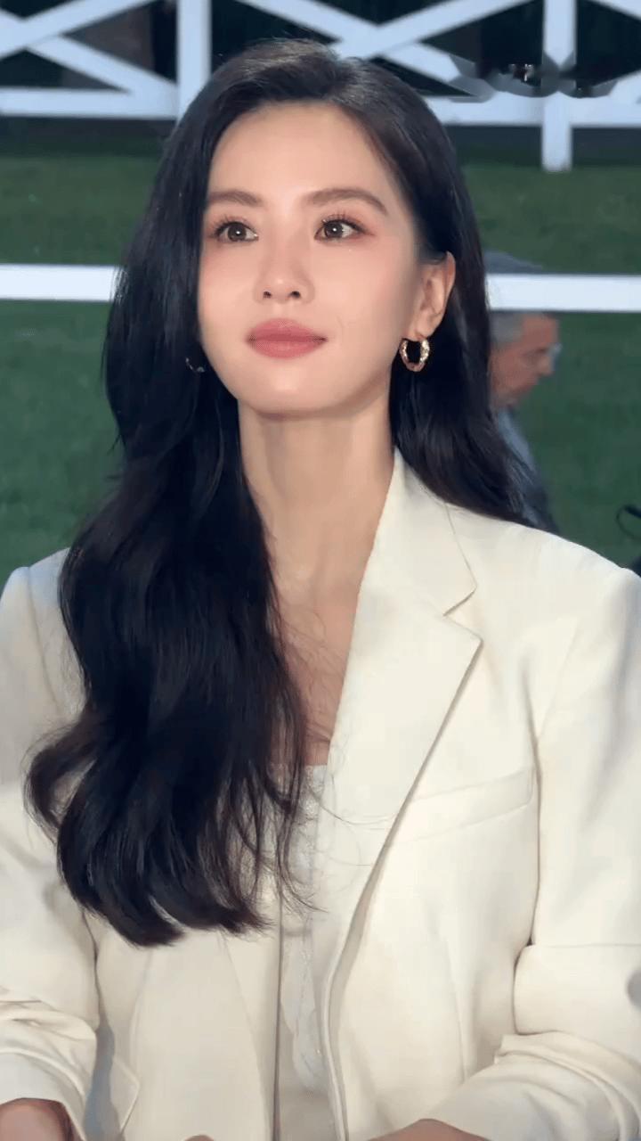 巴黎这夜！41岁的唐嫣撞上37岁的刘诗诗，真是没有对比就没有伤害