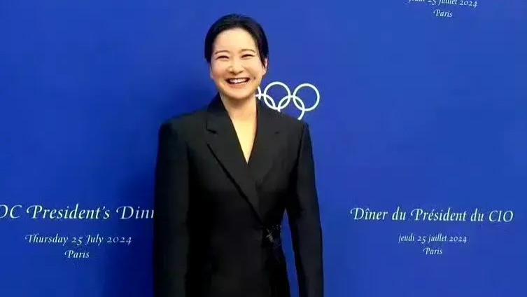 贾玲|贾玲现身巴黎卢浮宫，身穿万元奢牌西装，气场十足宛如霸道女总裁