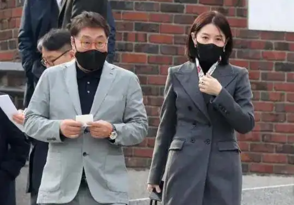 52岁李英爱复出状态像25,西装短发太飒了!嫁百亿豪门却愿当“农妇”