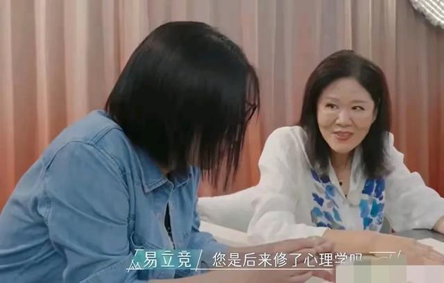 郎平回天津老家,素颜聚餐,印第安纹明显一脸凶相,被指医美失败