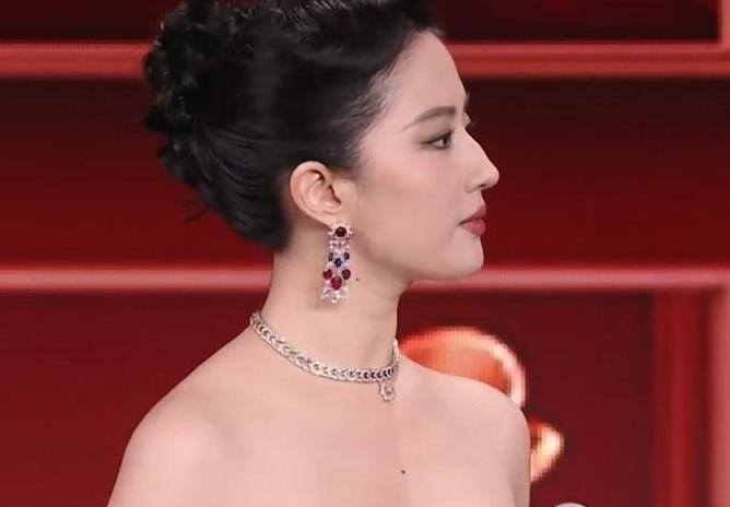 刘亦菲红毯美翻全场！黑色礼服引领风潮，演技与颜值双双登顶！