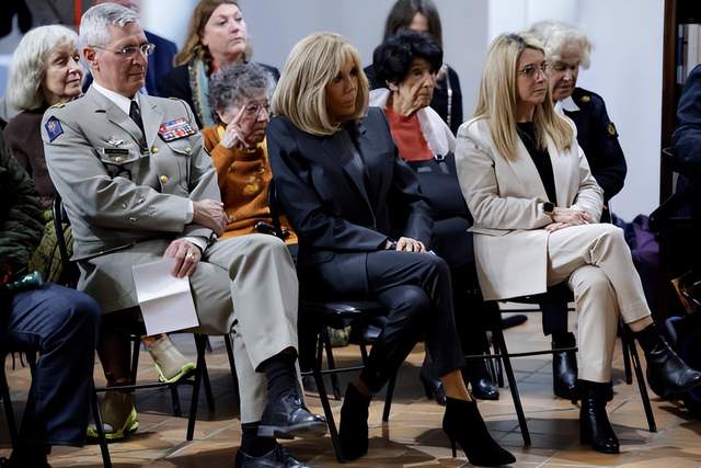 布丽吉特又把头发放下来了？一身西服套装亮相，还是国宴造型嫩