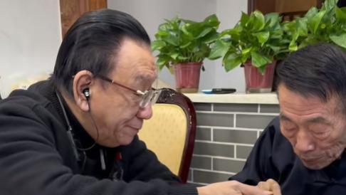 杨议父子为侯耀华举行家宴！一桌咸菜配一碗面条很讲究，细节证实两家已和解