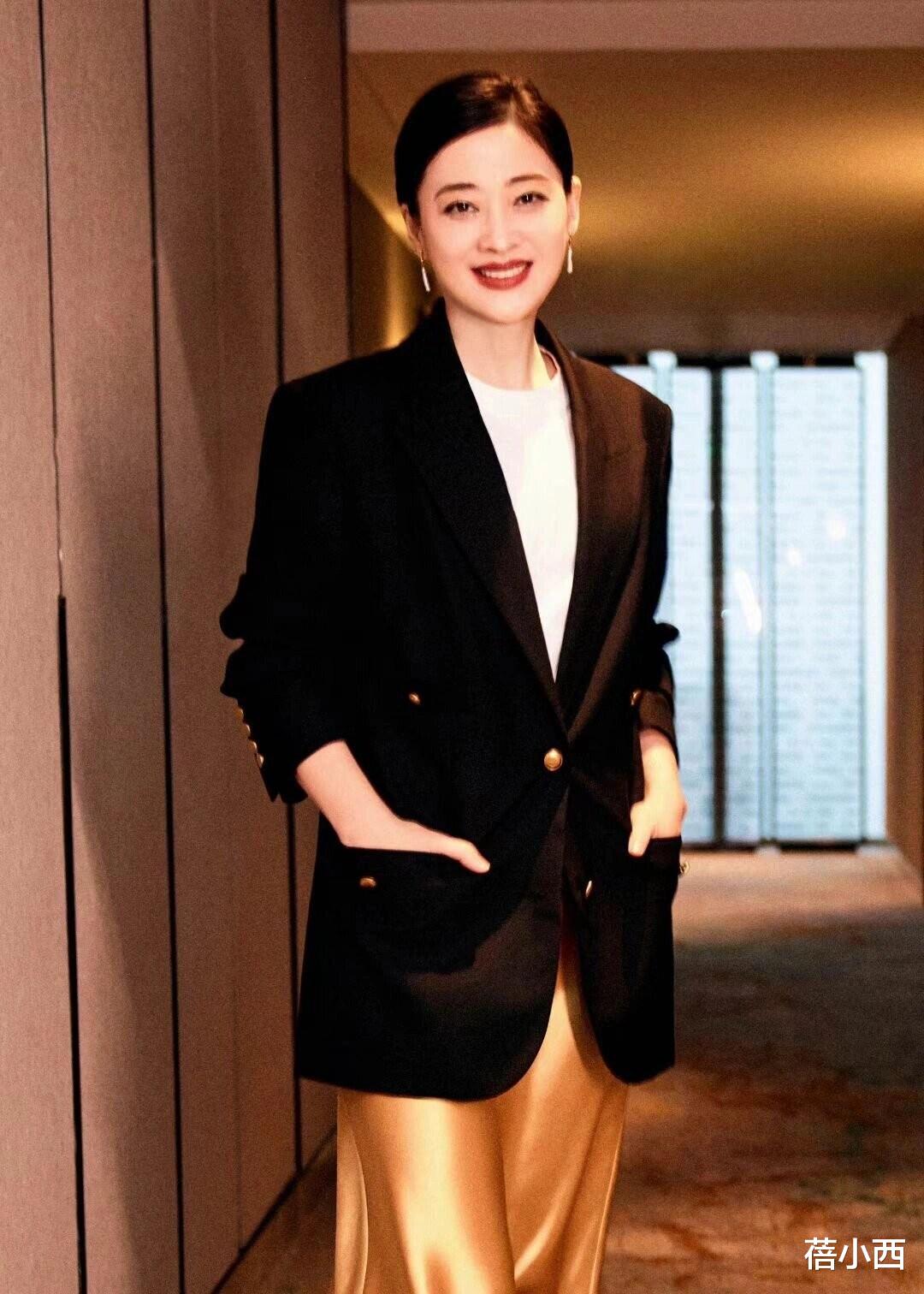 梅婷又带火了一种贵妇穿法:西装+半身长裙,扎起低马尾真优雅
