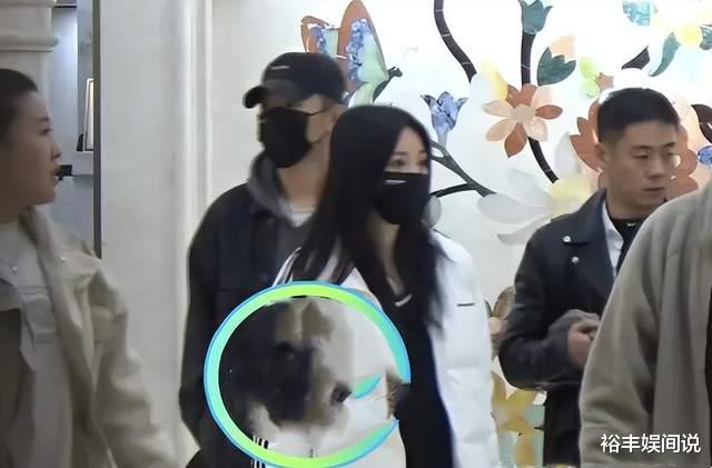 曝44岁柳岩疑似好事将近！携男友现身建材城，对方打扮简单好帅气