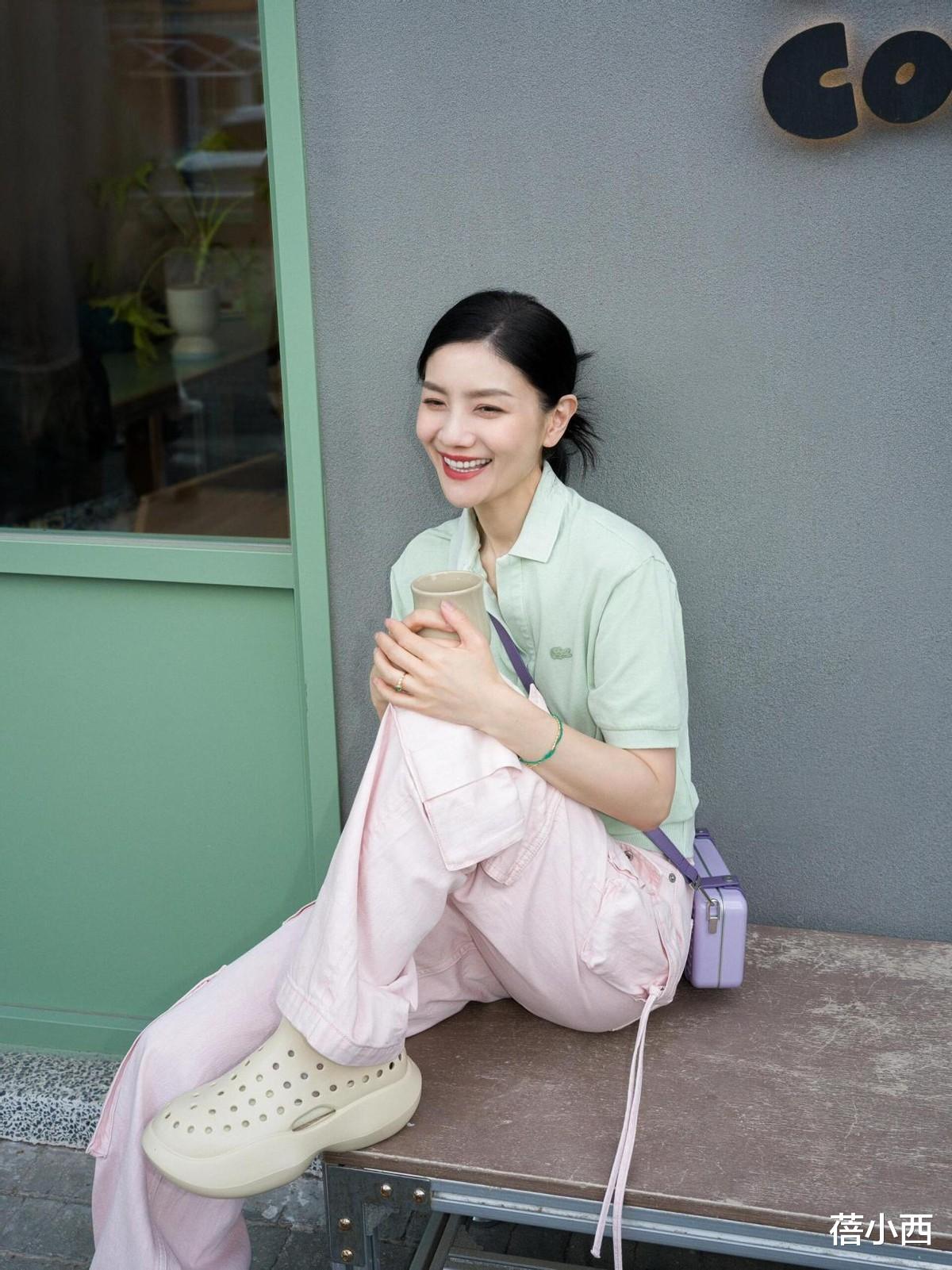 看了胡可的穿搭,我悟了:配色宁少勿多、款式简约,才更时髦减龄